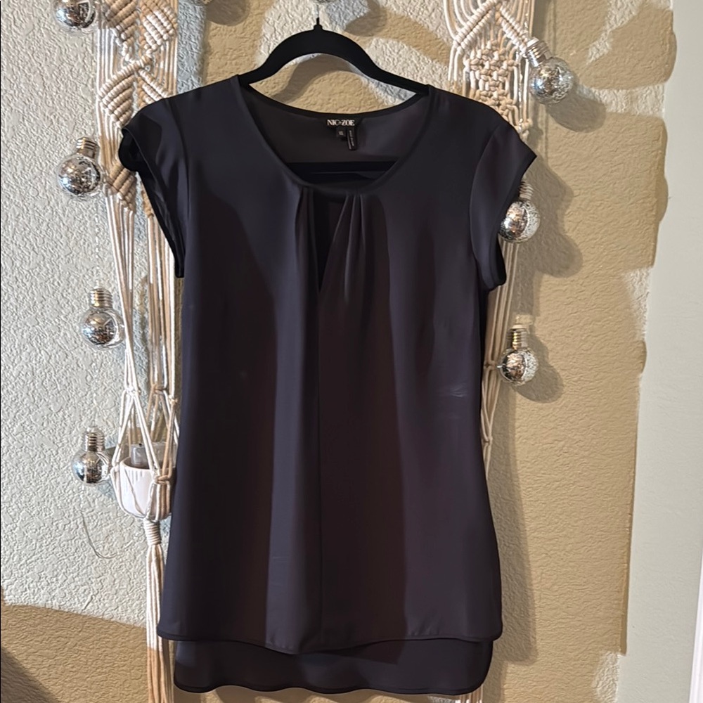 NIC+ZOE Black Blouse with Round Neckline and Pleated Detail